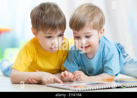 Kinder Buch zusammen auf Boden liegend in Kindergarten Stockfoto