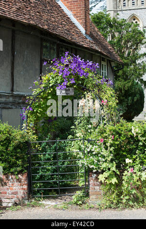 Lychgate Ferienhaus Bogen bedeckt Clematis Blumen an Hambleden, Buckinghamshire, England Stockfoto