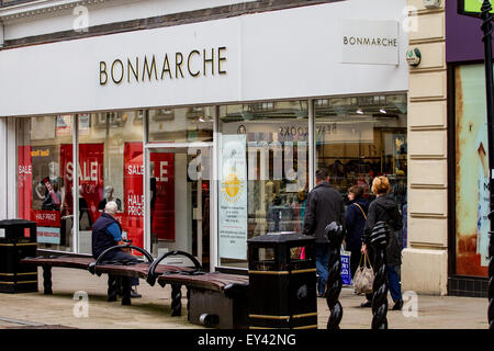 Dundee, Schottland, Vereinigtes Königreich. 21. Juli 2015. Mitte Sommer Sales in Dundee.Woman der Mode speichern Sie Bonmarche entlang der Murraygate Werbung Sommer Vertriebs- und 50 % Reduktion auf ihre Produkte. Bonmarché ist Großbritanniens größte Womenswear Wert Einzelhändler catering für Frauen über 50 Jahren. Wir sind stolz darauf, hochwertige Kleidung mit entsprechenden styling, preisgünstigen und in den unterschiedlichsten Größen, zusammen mit hervorragenden Kundenservice. Bildnachweis: Dundee Photographics/Alamy Live-Nachrichten Stockfoto