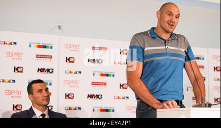 Düsseldorf, Deutschland. 21. Juli 2015. Düsseldorf, Deutschland. 21. Juli 2015. Ukranian WBA, IBF, WBO und IBO-Schwergewichts-Boxweltmeister Wladimir Klitschko (L) und Herausforderer Tyson Fury, sprechen auf einer Pressekonferenz in der Esprit Arena in Düsseldorf, Deutschland, 21. Juli 2015. Klitschko steht vor der britischen Tyson Fury am 24. Oktober 2015. Foto: ROLF VENNENBERND/DPA/Alamy Live News/Alamy Live-Nachrichten Stockfoto