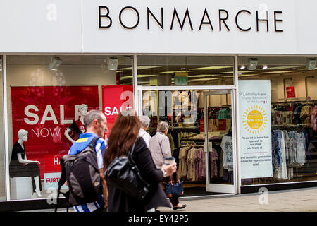 Dundee, Schottland, Vereinigtes Königreich. 21. Juli 2015. Mitte Sommer Sales in Dundee.Woman der Mode speichern Sie Bonmarche entlang der Murraygate Werbung Sommer Vertriebs- und 50 % Reduktion auf ihre Produkte. Bonmarché ist Großbritanniens größte Womenswear Wert Einzelhändler catering für Frauen über 50 Jahren. Wir sind stolz darauf, hochwertige Kleidung mit entsprechenden styling, preisgünstigen und in den unterschiedlichsten Größen, zusammen mit hervorragenden Kundenservice. Bildnachweis: Dundee Photographics/Alamy Live-Nachrichten Stockfoto