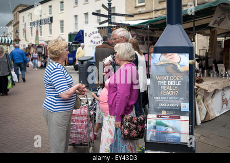 Zeugen Jehovas predigen Melton Mowbray Hautpstraße Leicestershire. Stockfoto