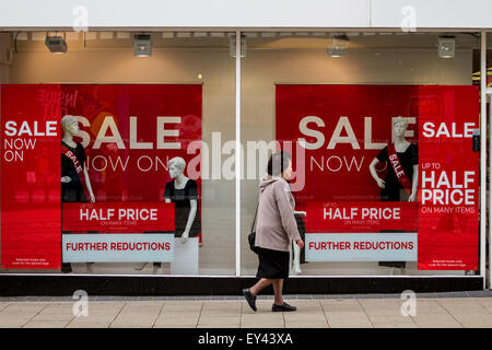 Dundee, Schottland, Vereinigtes Königreich. 21. Juli 2015. Mitte Sommer Sales in Dundee.Woman der Mode speichern Sie Bonmarche entlang der Murraygate Werbung Sommer Vertriebs- und 50 % Reduktion auf ihre Produkte. Bonmarché ist Großbritanniens größte Womenswear Wert Einzelhändler catering für Frauen über 50 Jahren. Wir sind stolz darauf, hochwertige Kleidung mit entsprechenden styling, preisgünstigen und in den unterschiedlichsten Größen, zusammen mit hervorragenden Kundenservice. Bildnachweis: Dundee Photographics/Alamy Live-Nachrichten Stockfoto