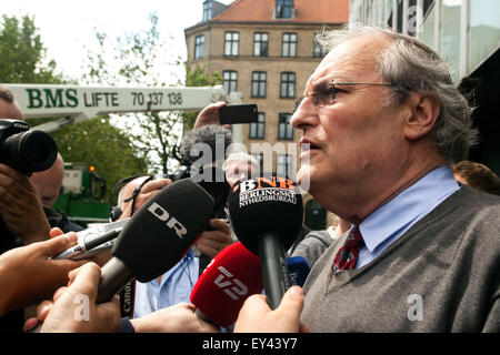 Kopenhagen, Dänemark, 21. Juli 2015: Efraim Zuroff, Top Nazi-Jäger Simon Weisenthal Center (Jerusalem), wird von den Medien in Kopenhagen interviewt. Herr Zuroff reichte einen Polizeibericht laden einen 90 Jahre alte dänische Mann für WW2 Kriegsverbrechen im jüdischen Todeslager Waldlager, Belarus Kredit: OJPHOTOS/Alamy Live News Stockfoto