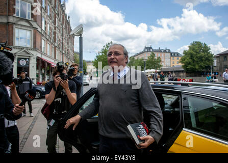 Kopenhagen, Dänemark, 21. Juli 2015: Simon Weisenthal Center Top Nazi-Jäger, Efraim Zuroff, kommt Kopenhagen City Police Station, wo er Datei wird einen Polizeibericht laden ein 90-Jahre-alt für Kriegsverbrechen im 2. Weltkrieg Todeslager, Waldlager in Belarus Kredit: OJPHOTOS/Alamy Live News Stockfoto