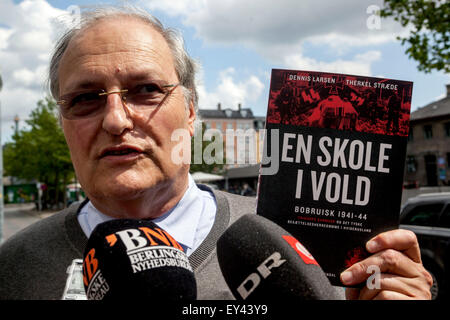 Kopenhagen, Dänemark, 21. Juli 2015: Simon Weisenthal Center Top Nazi-Jäger, Efraim Zuroff, ist in Kopenhagen für die Berichterstattung eines 90 Jahre alte Mannes für WW2 Kriegsverbrechen. In seiner Hand hält er das Buch "A School in Gewalt" (2014) offenbart die Informationen über die gemeldete Person Credit: OJPHOTOS/Alamy Live News Stockfoto