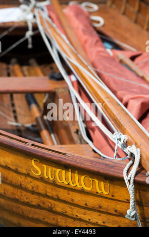 Schwalbe Segeln Jolle auf der Themse traditionellen Boat Festival, Fawley Wiesen, Henley On Thames, Oxfordshire, England Stockfoto