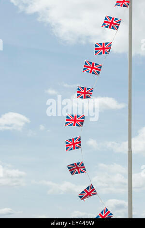 Union Jack-Flagge Wimpel auf eine Fahnenstange vor blauem Himmel Stockfoto