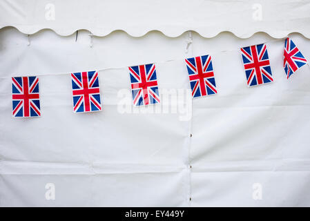 Union Jack-Flagge Wimpel hängen, ein Festzelt Stockfoto