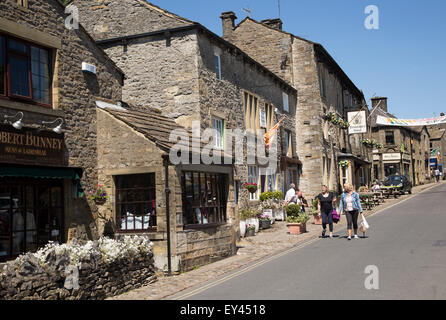 Belebten Hauptstraße in Grassington, Yorkshire Dales National Park, England, UK Stockfoto