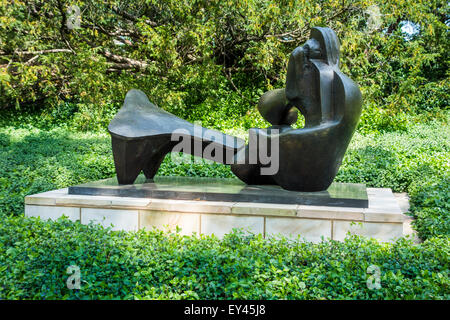 Zweiteilige stützende Abbildung Nr. 9 von Henry Moore, Nelson-Atkins Museum of Art, Kansas City, Missouri, USA Stockfoto