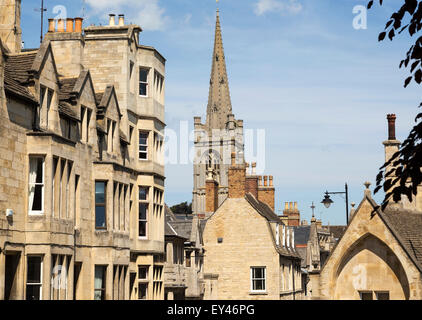 Allerheiligen Kirche Spire und Gebäude in Stamford, Lincolnshire, England, UK Stockfoto