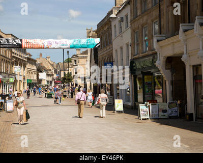 Shopper in High Street, Stamford, Lincolnshire, England, Vereinigtes Königreich Stockfoto