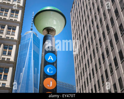 U-Bahn Linien Wegweiser, The Fulton Center u-Bahnstation mit der Freedom Tower im Hintergrund, Lower Manhattan, NYC, USA Stockfoto