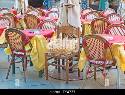 Stühle und Tische von einer Kneipe in einem italienischen Quadrat Stockfoto