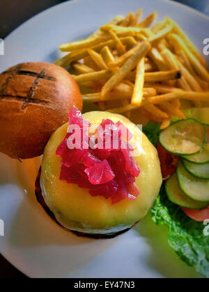 Cheeseburger mit Pommes und Garnitur, Maß Bier, Gourmet-Restaurant Essen, USA Stockfoto