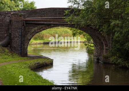 Kanalbrücke über Wasser in Coven Heide Shropshire union Canal, Staffordshire20th Juli 2015 uk Stockfoto