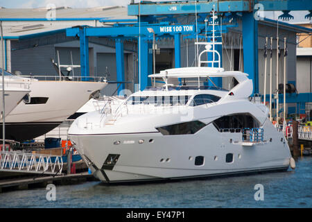 Sunseeker-Luxus-Boote auf Sunseeker Werft in Poole im Juli Stockfoto