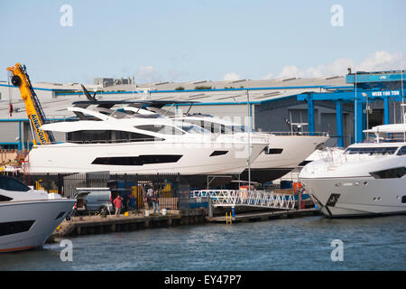 Sunseeker-Luxus-Boote auf Sunseeker Werft in Poole im Juli Stockfoto