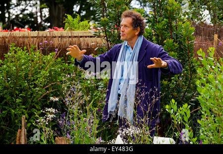 Tatton Park, Cheshire, UK. 21. Juli 2015. Die RHS Flower Show an Tatton Park öffnet. TV-Moderatorin Monty Don zeichnet ein Stück Kamera, bevor die Show für die Öffentlichkeit geöffnet wird Stockfoto