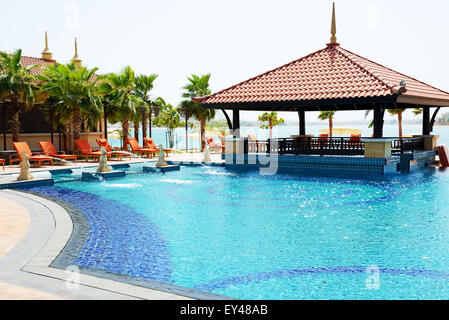 Der Pool und die Bar sind in der Nähe von Strand im Thai-Stil-Hotel auf der künstlichen Insel Palm Jumeirah, Dubai, Vereinigte Arabische Emirate Stockfoto