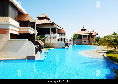 Die Luxus-Villen im Thai-Stil-Hotel auf der künstlichen Insel Palm Jumeirah, Dubai, Vereinigte Arabische Emirate Stockfoto