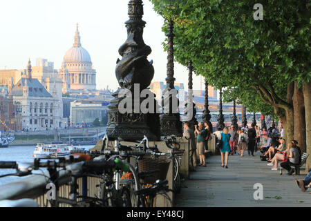 Menschen, die ein Spaziergang entlang der South Bank auf einen lauen Abend, St. Pauls Cathedral, in London, Großbritannien Stockfoto