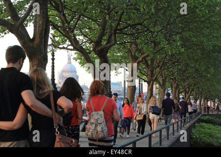 Menschen, die ein Spaziergang entlang der South Bank auf einen lauen Abend, St. Pauls Cathedral, in London, Großbritannien Stockfoto