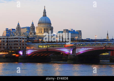 Blackfriars Railway Bridge, vor St. Pauls Kathedrale, über die Themse, in der Dämmerung, in London, Großbritannien Stockfoto