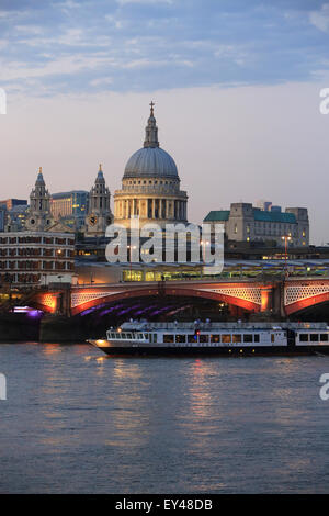 Blackfriars Railway Bridge, vor St. Pauls Kathedrale, über die Themse, in der Dämmerung, in London, Großbritannien Stockfoto