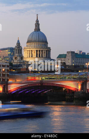 Blackfriars Railway Bridge, vor St. Pauls Kathedrale, über die Themse, in der Dämmerung, in London, Großbritannien Stockfoto