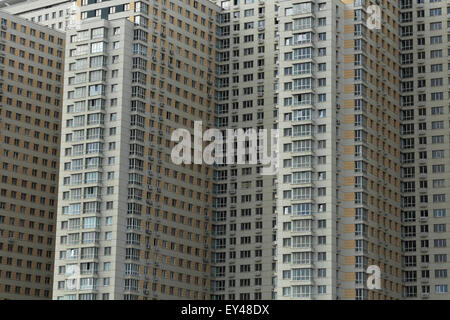 Nahaufnahme des modernen großen mehrstöckigen Wohnhaus. Stockfoto