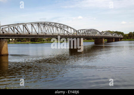 Truong Tien Brücke auf dem Parfüm-Fluss, Hue, Vietnam Stockfoto