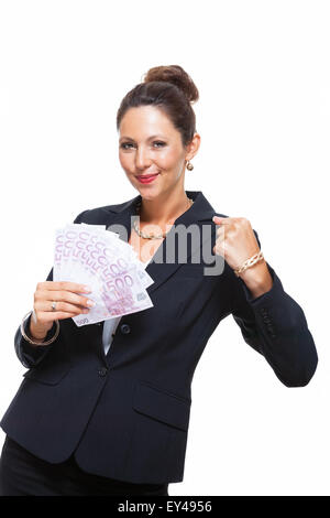 Glücklich erfolgreiche junge Geschäftsfrau hält ein Fan von 500 Euro-Banknoten und in die Kamera schaut, Isolated on White Background. Stockfoto