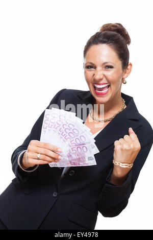 Glücklich erfolgreiche junge Geschäftsfrau hält ein Fan von 500 Euro-Banknoten und in die Kamera schaut, Isolated on White Background. Stockfoto