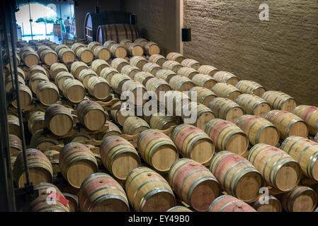 Roten Weinfässer hergestellt aus französischer Eiche bei Groot Constantia Wine Estate, Kapstadt, Südafrika Stockfoto