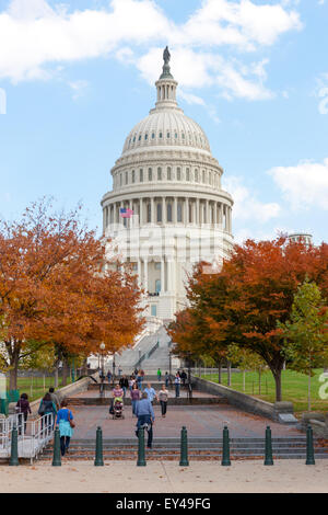 Touristen und Besucher besuchen das US Capitol im Herbst in Washington, DC. Stockfoto