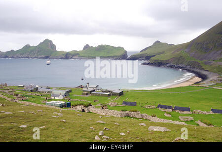 Dorf-Bucht mit der Insel Dun im Hintergrund. Die viktorianischen Häuser in der Straße zu sehen. Stockfoto