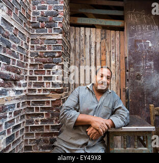 Mann sitzt am Tisch im Café im Suq, Rosetta, Ägypten Stockfoto
