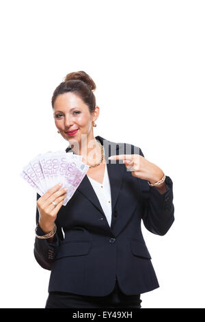 Glücklich erfolgreiche junge Geschäftsfrau hält ein Fan von 500 Euro-Banknoten und in die Kamera schaut, Isolated on White Background. Stockfoto