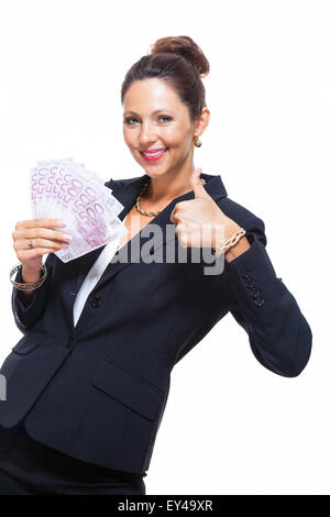 Glücklich erfolgreiche junge Geschäftsfrau hält ein Fan von 500 Euro-Banknoten und in die Kamera schaut, Isolated on White Background. Stockfoto