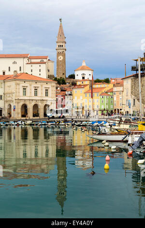 Piran, Slowenien Primorska.  Blick über Hafen, Tartinijev Trg (oder Quadrat) und der Turm der St.-Georgs Kathedrale. Stockfoto