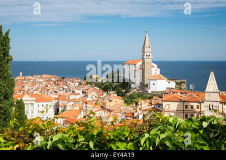 Piran, Slowenien Primorska. Gesamtansicht der Stadt und der St.-Georgs Kathedrale von der Stadtmauer. Stockfoto