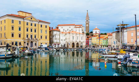 Piran, Slowenien Primorska.  Blick über Hafen, Tartinijev Trg (oder Quadrat) und der Turm der St.-Georgs Kathedrale. Stockfoto