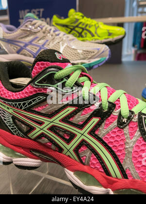 Laufschuhe, Asics Shop-Times Square NYC, USA Stockfoto