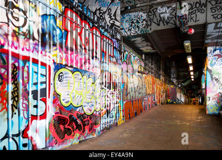 Bunte Graffiti im Leake Street Tunnel, Waterloo, London England UK Stockfoto