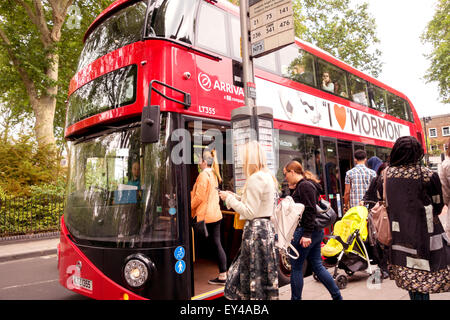 Die Menschen in einer Warteschlange auf einem London Bus zu erhalten, die Fluggäste bus Islington London England Großbritannien Stockfoto