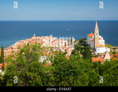 Piran, Slowenien Primorska. Gesamtansicht der Stadt und der St.-Georgs Kathedrale von der Stadtmauer. Stockfoto