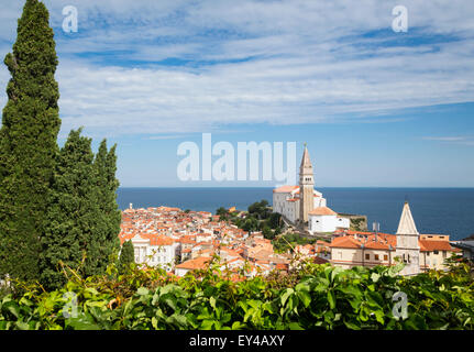 Piran, Slowenien Primorska. Gesamtansicht der Stadt und der St.-Georgs Kathedrale von der Stadtmauer. Stockfoto