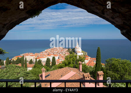 Piran, Slowenien Primorska. Gesamtansicht der Stadt und der St.-Georgs Kathedrale von der Stadtmauer. Stockfoto